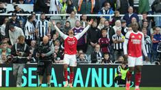 Pemain Arsenal, Gabriel Magalhaes, merayakan gol ke gawang Newcastle United pada lanjutan Liga Inggris di St James Park, Minggu (28/9/2025). (AP Photo/Jon Super)