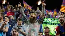 Suporter Barcelona bergembira usai timnya mencetak gol kegawang Sevilla pada final Piala Copa del Rey di Madrid, (23/5). Barcelona menang atas Sevilla dengan skor 2-0. (Reuters / Sergio Perez)