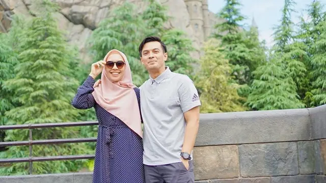 Jarang Tersorot, Ini 6 Potret Harmonis Temmy Rahadi dan Istri