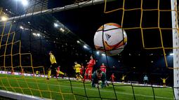 Pemain Borussia Dortmund, Mats Hummels, mencetak gol ke gawang Liverpool pada laga leg pertama perempat final Liga Europa di Stadion Signal Iduna Park, Dortmund, Jumat (8/4/2016) dini hari WIB. (AFP/Patrik Stollarz)