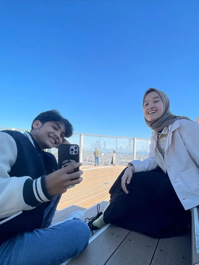 7 Potret Seru Bintang Emon dan Istri Liburan Ke Jepang, Bak Orang Masih Pacaran