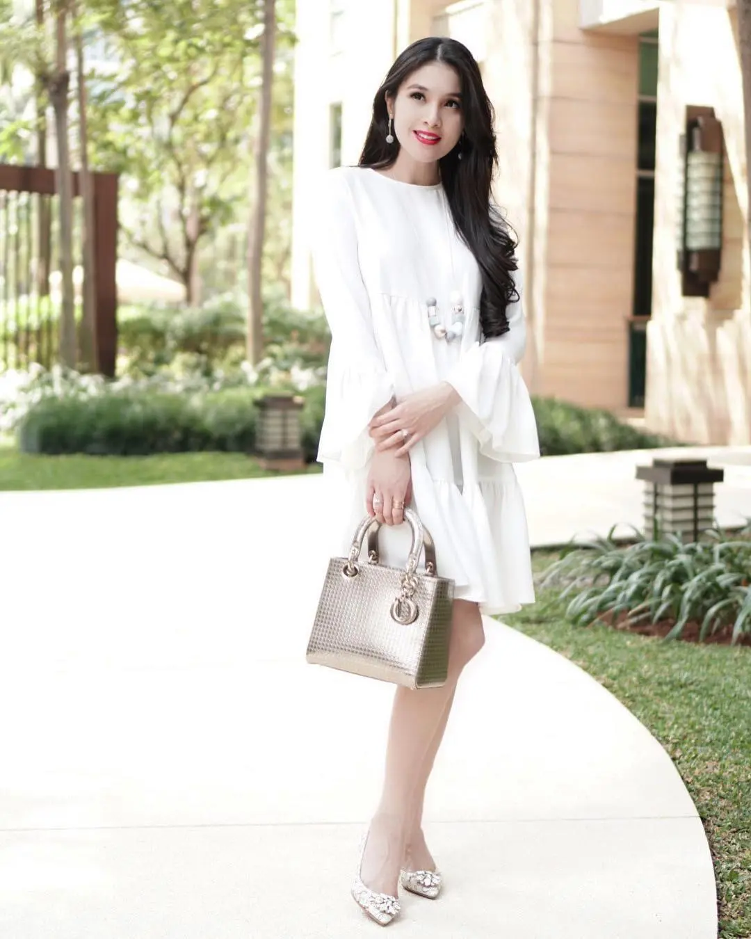 Sandra Dewi memakai dress yang bikin tampilannya tetap cantik dan seksi. (Image: sandradewi88/instagram)