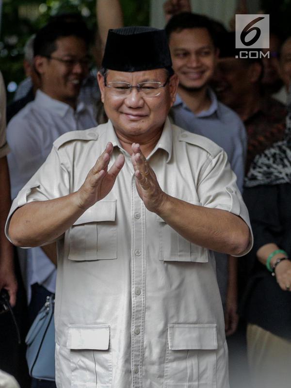 Capres 02 Prabowo Subianto usai konferensi pers sikapi penetapan hasil pemilu di kediamannya, Kertanegara, Jakarta, Selasa (21/5). Dalam konferensi pers nya, pasangan capres dan cawapres 02 menolak hasil rekapitulasi dari KPU dan akan menggugat ke MK. (Liputan6.com/Faizal Fanani)