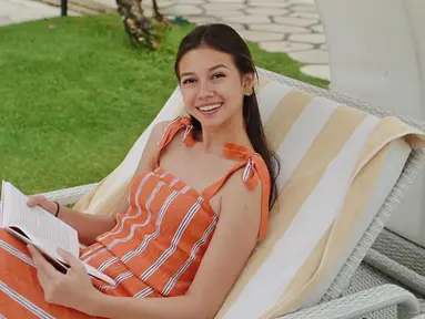 Yuki Kato mengenakan dress orange bermotif garis dengan make up yang natural. (Liputan6.com/IG/@yukikt)