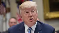 Donald Trump tengah berdiskusi dengan senat AS, 9 Februari 2017 (NICHOLAS KAMM / AFP)