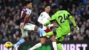 Kiper Manchester United, Andre Onana, menghalau bola saat melawan Aston Villa pada laga pekan ke-24 Premier League 2023/2024 di Villa Park, Minggu (11/02/2024). (AFP/Paul Ellis)