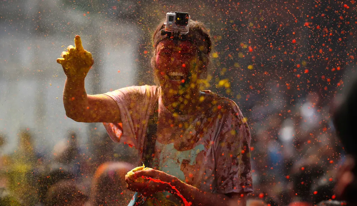 Wisatawan merayakan Holi atau Festival Warna di Kathmandu, Nepal, 22 Maret 2016. Festival ini ramai didatangi wisatawan dan berlangsung selama 16 hari. (REUTERS / Navesh Chitrakar)