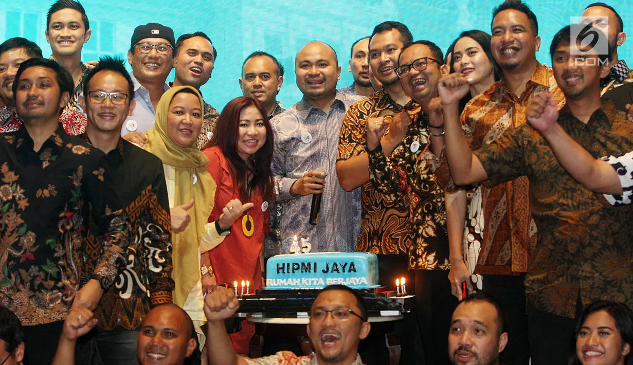 Ketua Umum HIPMI Jaya, Afifuddin Suhaeli Kalla (tengah) foto bersama dengan pengurus pada perayaan HUT HIMPI Jaya ke - 45 di Jakarta, Selasa (30/4/2019). Perayaan yang dihadiri pengusaha dan tokoh senior HIPMI mengusung tema Rumah Kita Jaya. (Liputan6.com/HO/Dodi)