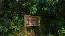 Sebuah tanda peringatan bahaya memasuki hutan Zika di Uganda, 29 Januari 2016. Hutan ini merupakan lokasi pertama kali ditemukannya virus Zika pada April 1947 setelah pengujian menggunakan monyet-monyet oleh ilmuwan. (ISAAC KASAMANI/AFP)