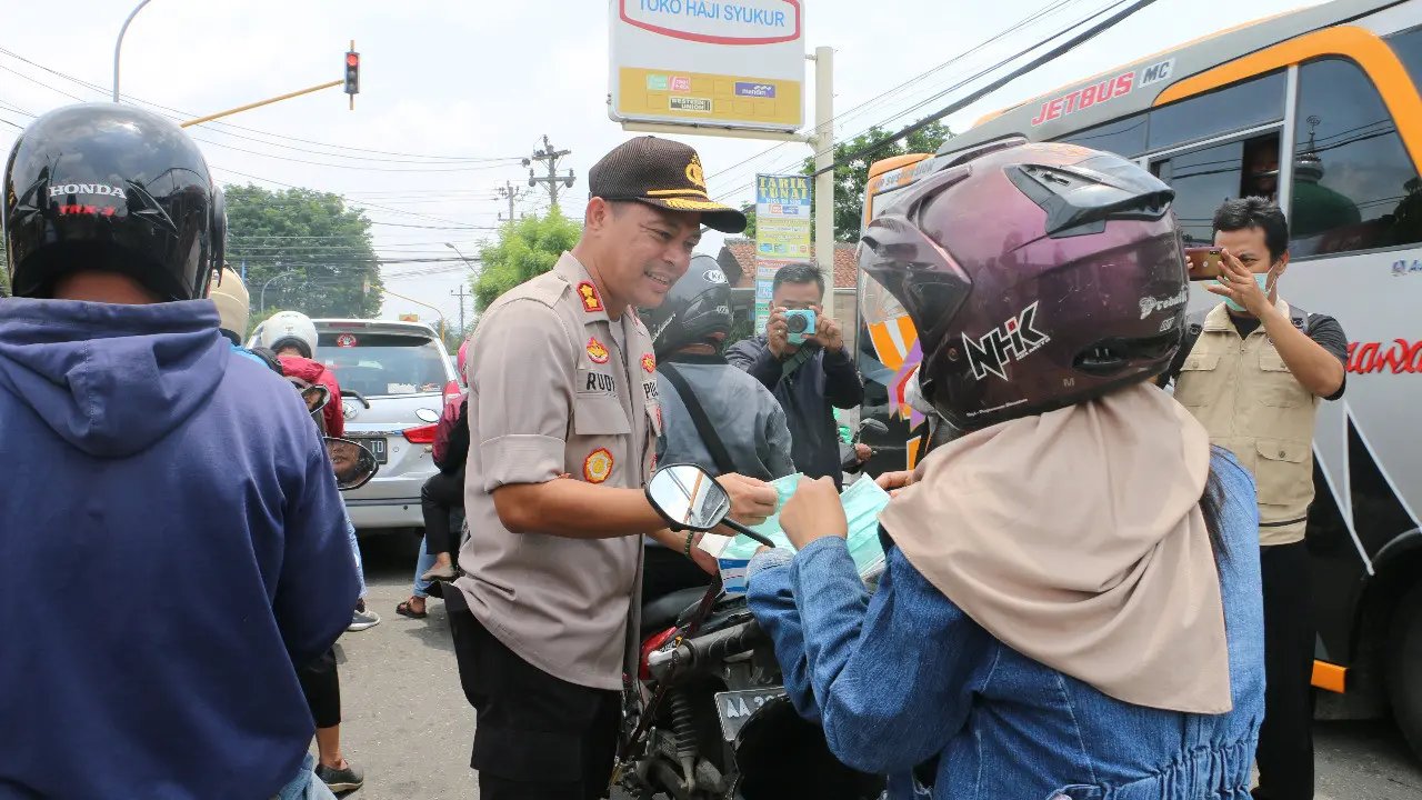 Bagi-bagi masker gratis untuk pengguna jalan oleh Kapolres Kebumen. (Foto: Liputan6.com/Polres Kebumen/Muhamad Ridlo)