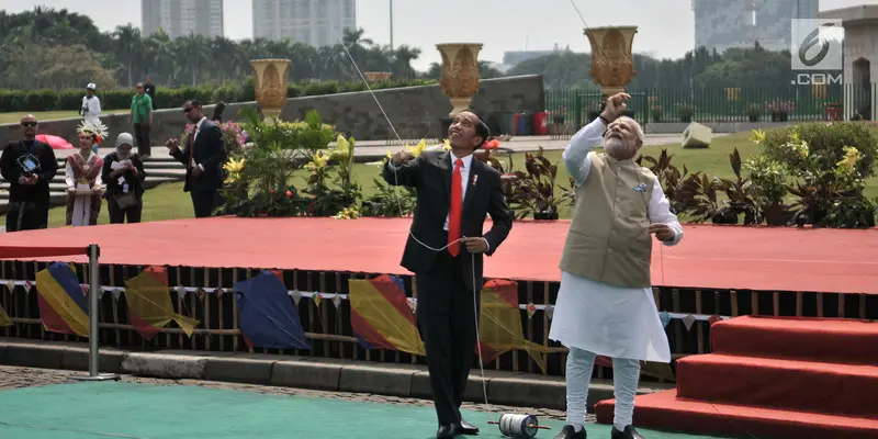 Jokowi dan PM Modi Main Layang-Layang di Monas