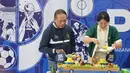 Wakil Ketua Umum I PSSI, Zainuddin Amali (kiri), Wakil Ketua Umum II PSSI, Ratu Tisha (kanan), melakukan potong tumpeng dalam perayaan ulang tahun PSSI yang ke-69 di Stadion Gelora Delta, Sidoarjo, Jawa Timur, Minggu (19/04/2026). (Bola.com/M Iqbal Ichsan)