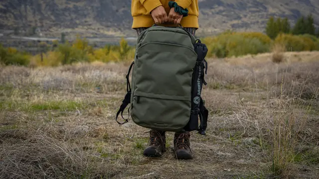 Menyandangkan tas di depan