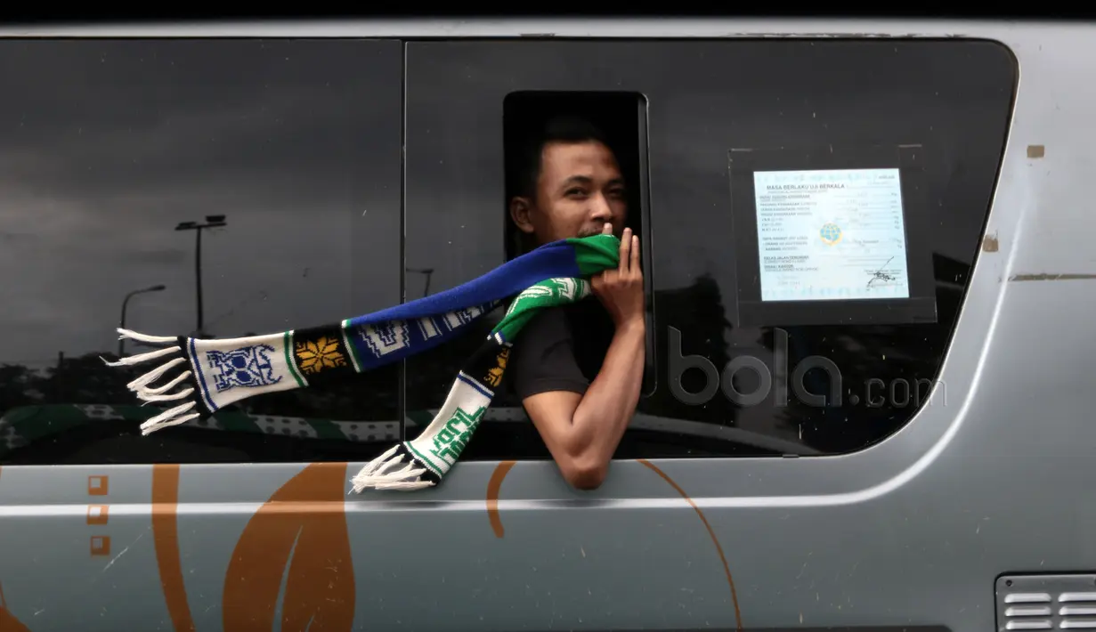 Bobotoh tersenyum menuju stadion saat menggunakan bus di Bandung, Minggu (7/5/2017).  Bobotoh dengan berbagai jenis kendaraan menuju Stadion GBLA untuk mendukung Persib Bandung melawan Persipura. (Bola.com/Nicklas Hanoatubun)