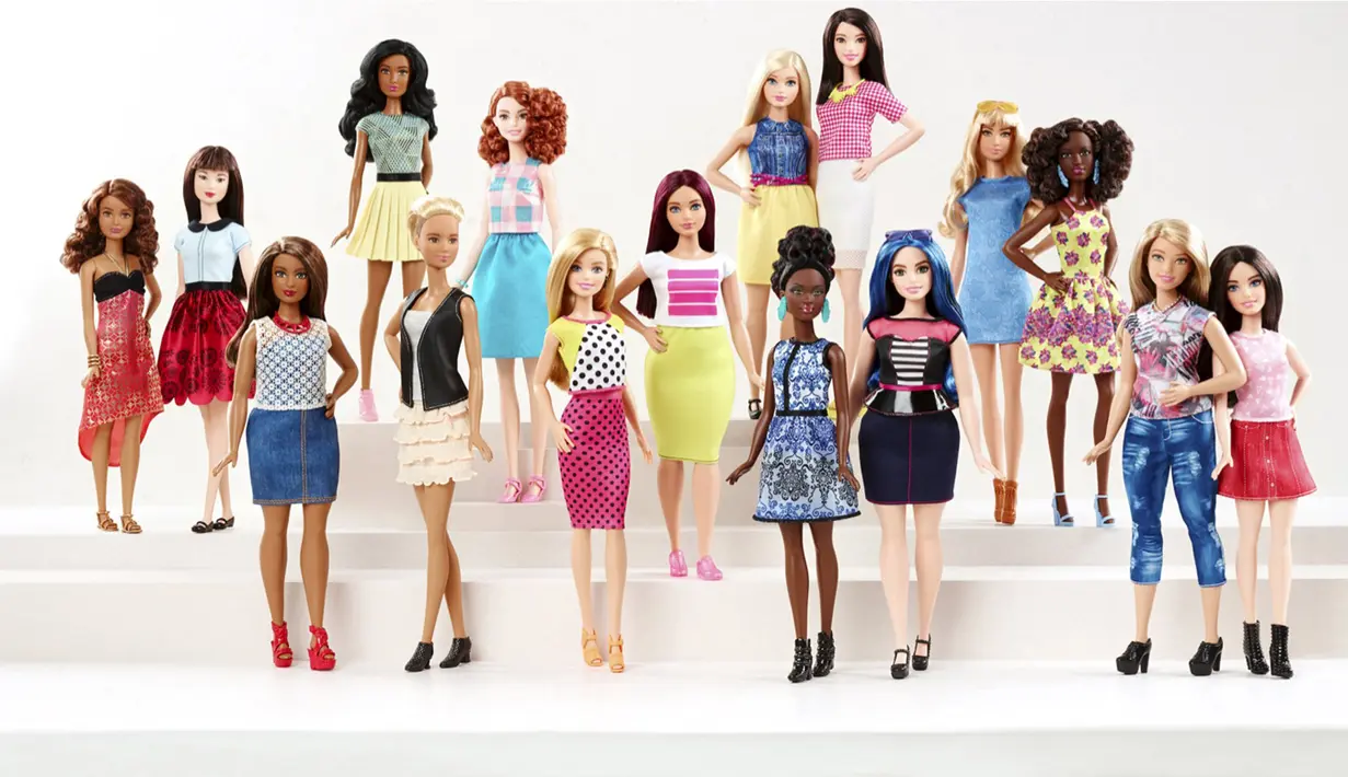 Barbie dengan tubuh tinggi, berlekuk dan mungil terlihat berdiri dengan Barbie tradisional dalam foto yang dirilis oleh Mattel, Kamis (28/1). 2016, perusahaan Mattel akan mengeluarkan Barbie dengan tiga bentuk tubuh baru. (REUTERS/Mattel)