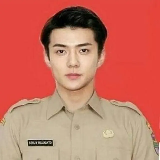 5 Editan Seleb Korea Pakai Seragam PNS Ini Cocok Banget
