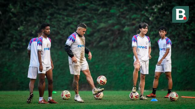 Foto Liga 1: Jelang Lawan Arema FC, Cristian Gonzales Giat Latihan Bersama RANS Cilegon FC