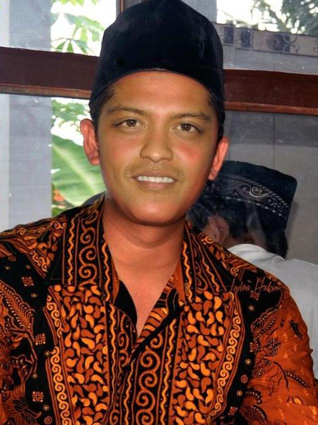 6 Editan Foto Seleb Dunia Pakai Peci Ini Bikin Pangling, Tampak Melokal