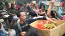 Petugas membagikan jatah mi instan ke pengungsi Gunung Agung di Posko Pengungsi Rendang, Bali, Sabtu (2/12). Keterbatasan bahan makanan membuat warga antusias setiap kali pembagian makanan. (Liputan6.com/Immanuel Antonius)