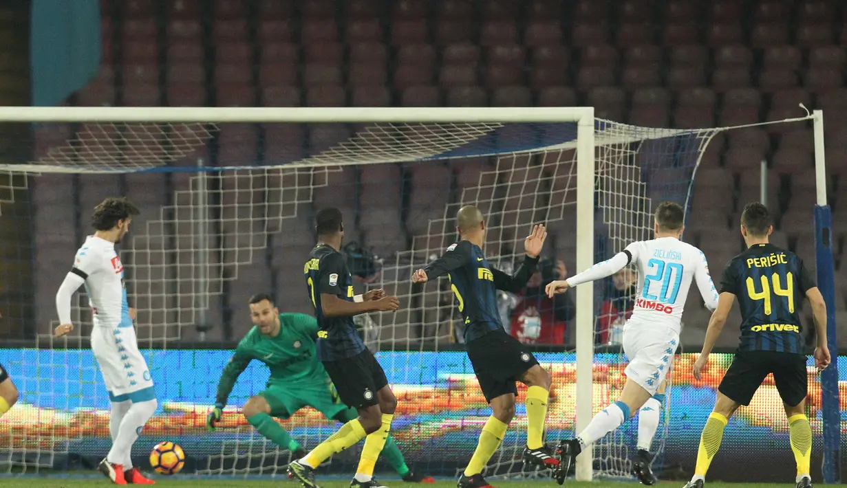 Tidak butuh waktu lama bagi Napoli untuk unggul. Laga baru berjalan dua menit, Piotr Zielinski sudah membobol gawang Inter Milan. (AFP/Carlo Hermann)