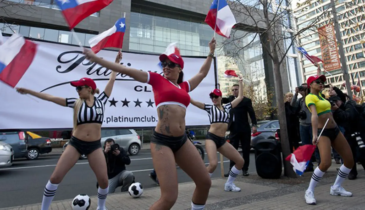 Para model menari di pelataran sebuah pusat perbelanjaan di Santiago Cile dengan mengenakan jersey peserta Copa America 2015. ( AFP/CHRISTIAN MIRANDA)