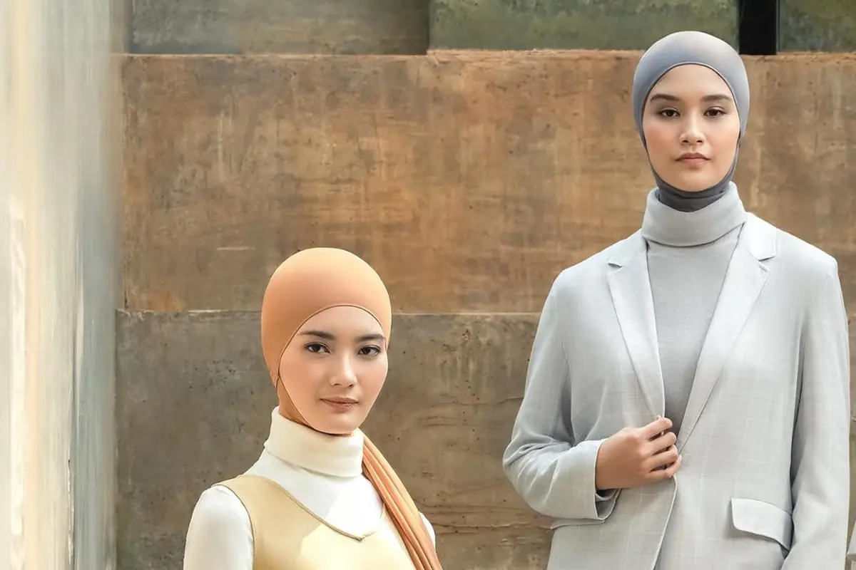 Inspirasi Gaya Hijab Minimalis dengan HEATTECH T-shirt Fleece Turtleneck, Siap Upgrade Penampilan?