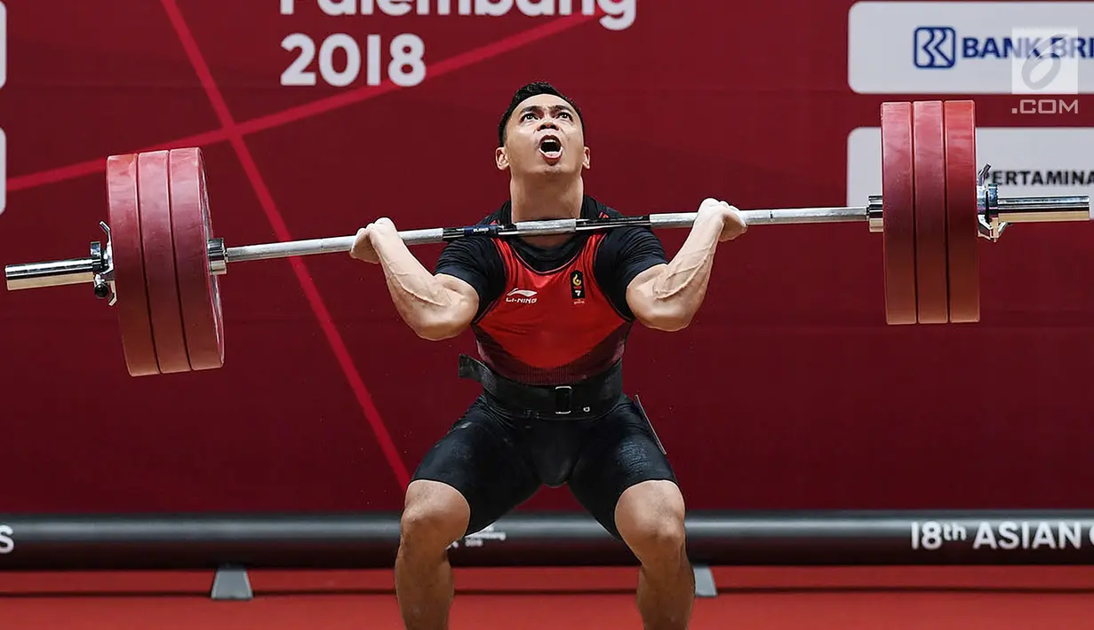 Atlet angkat besi Indonesia Eko Yuli Irawan berhasil memenangkan pertandingan Angkat Besi pada Asian Games 2018 di JIexpo, Kemayoran,Jakarta, Selasa (21/8). (merdeka.com/Imam Buhori)