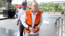 Terdakwa kasus PLTU Riau-1 selaku pemegang saham Blackgold Natural Resources Limited, Johannes Budisutrisno Kotjo berjalan akan menjalani pemeriksaan oleh penyidik di Gedung KPK, Jakarta, Selasa (26/2). (Merdeka.com/Dwi Narwoko)
