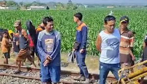 Truk Tertemper Kereta Ambarawa Ekspres di Blora, Terseret hingga 100 Meter