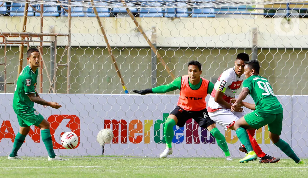 Kiper Madura United Muhammad Ridho saat kontra PSS Sleman pada Grup C Piala Menpora 2021 di Stadion Si Jalak Harupat, Bandung, Selasa (23/3/2021) sore WIB. Ridho terpaksa memakai rompi merah muda lantaran warna hijau di baju kipernya senada dengan jersey pemain PSS Sleman. (Bola.com/M Iqbal Ichsan)