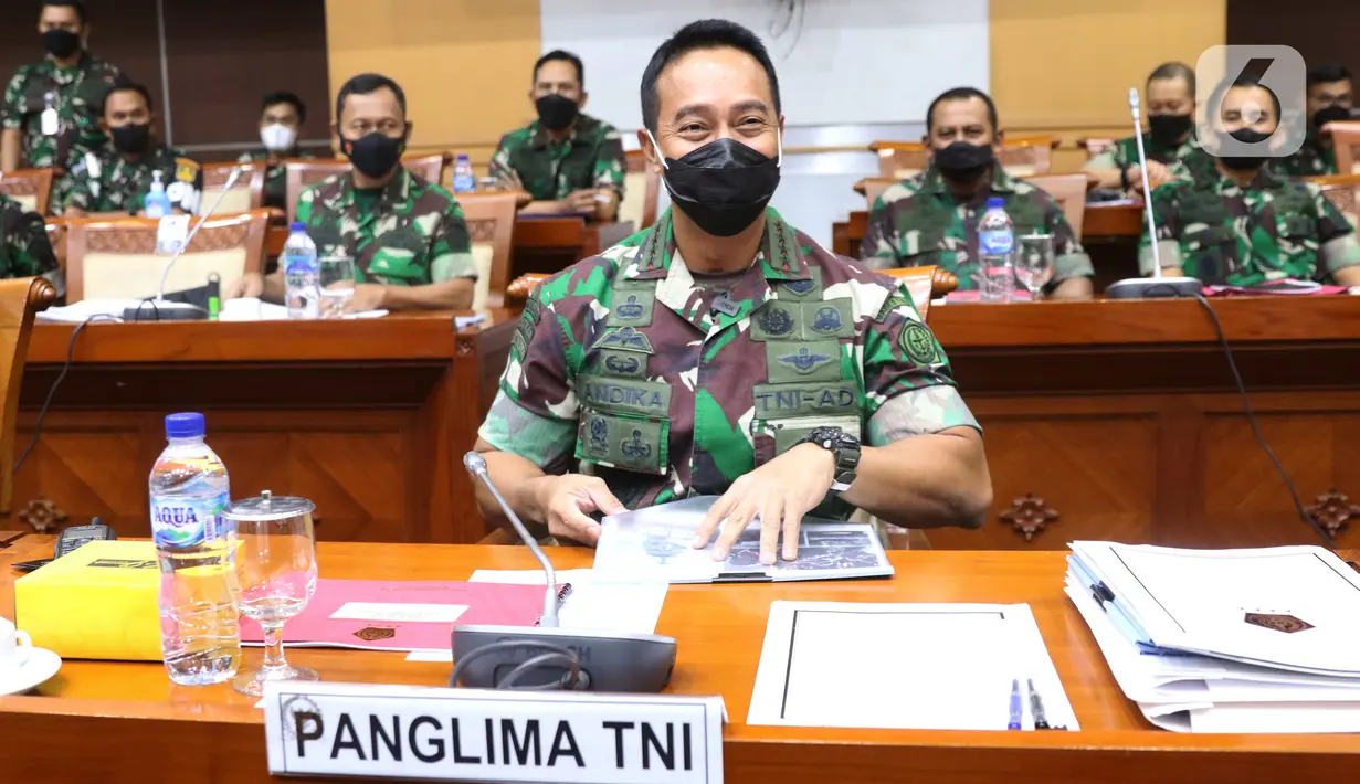 Panglima TNI Jenderal Andika Perkasa mengikuti rapat kerja dengan Komisi I di DPR RI di Jakarta, Senin (24/1/2022). Agenda rapat ini antara lain Pencapaian target program MEF TNI Tahun 2021, Skenario TNI terhadap dinamika keamanan di Laut Cina Selatan dan Indo Pasifik.  (Liputan6.com/Angga Yuniar)