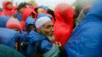 Para pengungsi saat menunggu menyeberang perbatasan dari Slovenia menuju Trnovec, Kroasia, Senin (19/10). Ribuan orang terjebak cuaca dingin di desa perbatasan Serbia Berkasovo setelah Kroasia membendung para pendatang. (REUTERS/Antonio Bronic)