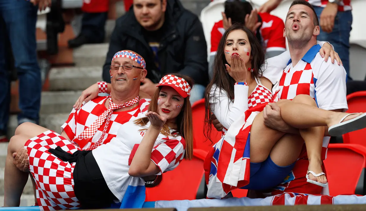 Dua suporter perempuan Timnas Kroasia bergembira bersama sebelum pertandingan melawan timnas Turki  di Kualifikasi  Grup D Euro 2016 di Stadion Parc des Princes, Paris, Prancis, (12/6). (REUTERS / Darren Staples)