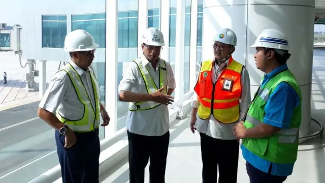 Menteri Perhubungan Budi Karya Sumadi mengecek pembangunan Bandara Kertajati atau Bandara Internasional Jawa Barat (BIJB), Rabu (4/4/2018). (Ilyas/Liputan6.com)
