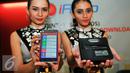 Dua model menunjukkan poster saat launching iREAP Pos Pro di Jakarta, Rabu (25/5/2016). iREAP Pos merupakan aplikasi berbasis android yang mempermudah pengusaha mikro untuk mengelola bisnis. (Liputan6.com/Yoppy Renato)