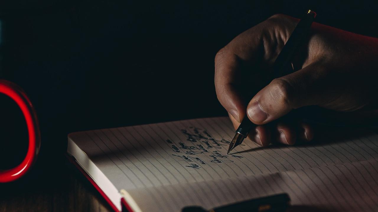 Ilustrasi menulis puisi, pantun