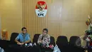Plt Komisioner KPK, Johan Budi SP saat ditanya oleh wartawan saat konferensi pers di Gedung KPK, Jakarta, Jumat (10/4/2015). KPK menangkap anggota Komisi IV DPR dari Fraksi PDI Perjuangan, Adriansyah di Swiss Belhotel Bali. (Liputan6.com/Herman Zakharia)