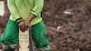 Petugas merapikan nisan makam jenazah dengan protokol COVID-19 di TPU Srengseng Sawah, Jakarta, Kamis (21/1/2021). Sebagian lahan TPU Srengseng Sawah dijadikan pemakaman jenazah Covid-19 sejak Selasa (12/1) lalu, dengan kapasitas 564 petak makam kini nyaris penuh. (Liputan6.com/Helmi Fithriansyah)