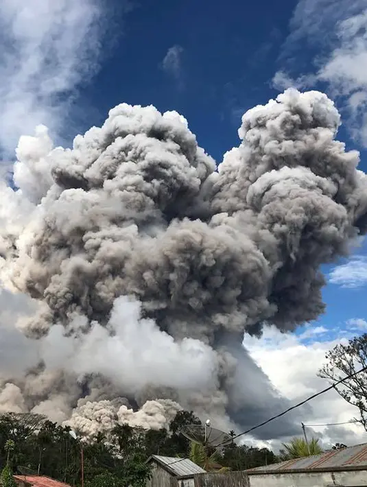 Kondisi Gunung Sinabung yang menyemburkan awan panas di Kabupaten Karo, Provinsi Sumatera Utara, Rabu (27/12). Erupsi Sinabung kali ini diikuti dengan hujan abu vulkanik terjadi di daerah yang berdekatan. (Liputan6.com/Pool/BNPB)