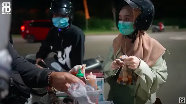 Potret Lesty Kejora dan Rizky Billar Kencan Naik Motor. (Sumber: YouTube/Rizky Billar)