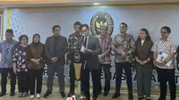 Menteri Koordinator Hukum HAM Imigrasi dan Pemasyarakatan (Kumham Imipas) Yusril Ihza Mahendra saat memberikan keterangan kepada awak media soal tuntutan masyarakat sipil. (Foto: Liputan6.com/Radityo Priyasmoro).