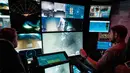 Foto yang diambil pada 10 Januari 2026 menunjukkan kru OceanXplorer, sebuah kapal penelitian yang dioperasikan oleh organisasi nirlaba kelautan OceanX, sedang mengoperasikan kendaraan yang dioperasikan dari jarak jauh (ROV) di ruang kendali di perairan lepas pantai pulau Sulawesi. (YASUYOSHI CHIBA/AFP)