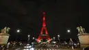 Pertunjukan cahaya spesial menerangi Menara Eiffel di kota Paris, Kamis (28/9). Hal tersebut berkaitan saat ikon negara Prancis yang mulai dibuka pada 1889 tersebut merayakan 300 juta pengunjung. (LUDOVIC MARIN/AFP)