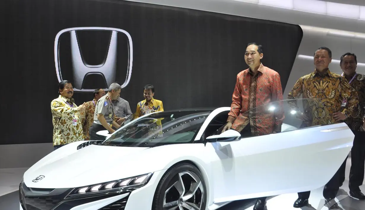 Mendag Muhammad Lutfi terlihat bergaya di dekat mobil sport berwarna putih keluaran Honda, JIEXpo, Jakarta, Kamis (18/9/2014) (Liputan6.com/Miftahul Hayat)