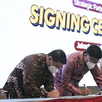 (Ki-ka) CEO MyRepublic Timotius Sulaiman bersama CEO Vidio Sutanto Hartono disaksikan Direktur Utama PT Smartfren Telecom Merza menandatangani nota kesepahaman di Kantor Smartfren, Jakarta, Kamis (7/7/2022). Vidio mengumumkan kerja sama strategis dengan penyedia layanan internet MyRepublic dan Smartfren. (Liputan6.com/Faizal Fanani)
