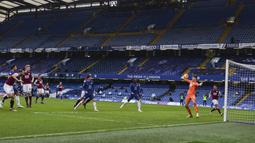 Lima menit sebelum jeda, Cesar Azpilicueta (kiri) berhasil menghujam jala gawang Burnley lewat tembakan kerasnya usai menerima umpan dari Hudson-Odoi. (Foto: AP/Pool/Justin Tallis)