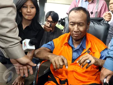 Tersangka dugaan korupsi proyek e-KTP, Sugiharto, keluar dari Gedung KPK, Jakarta, Rabu (19/10). Mengenakan rompi oranye, pejabat pembuat komitmen dalam proyek pengadaan e-KTP ini didorong penyidik masuk ke mobil tahanan. (Liputan6.com/Helmi Afandi)