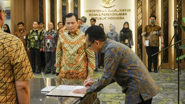 Sekretaris Kementerian Koordinator Bidang Perekonomian Susiwijono Moegiarso, selaku Plt. Sekretaris Jenderal Dewan Nasional KEK saat melantik 6 orang Pejabat Tinggi Pratama untuk Kepala Administrator KEK di Kantor Kemenko Perekonomian.