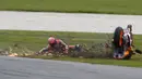 Saat pembalap Marc Marquez terjatuh saat balapan MotoGP Australia di Sirkuit Philip Island, Australia (21/10). Insiden tersebut menjadikan pembalap di belakangnya, Cal Cruthlow berada di tempat pertama. (AFP/Paul Crock) 