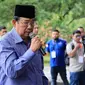 Presiden ke-6 RI Susilo Bambang Yudhoyono (SBY)&nbsp;berziarah ke Makam Kuburan Massal Siron, Aceh, Senin (25/12/2023). (Foto: Partai Demokrat)